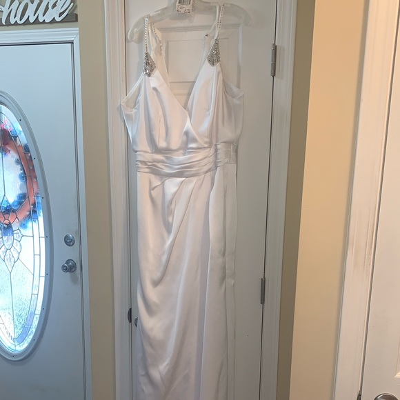 Wedding Dress - Picture 1 of 11